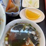Chuukaryouri Kiraku - 付け合わせは
                ダイコン.にんじん.こんにゃく煮、漬物、
                ハッサク？、中華ワカメスープ