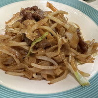 香港料理 盛記 銀座 - 太めのライスヌードルと牛肉の炒め　旨みを感じる味付けでとっても美味しい