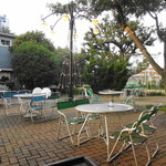 山手十番館 - 2013年7月　ビアガーデンのお庭です　噴水もあるんですよ