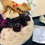 サカノウエカフェ - テーブルにお花が飾ってあって、これまた春っぽくて最高〜！