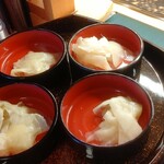 Umaisushikan Yutorogi - 小鉢でレーンから届くガリ