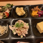 かっぽう庵 江上 - シーチキンで和えたサラダ、ポテトサラダ、お漬物、もやしのナムル、豚しゃぶ、だし巻き卵♪