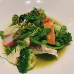 ラ・ファソン 古賀 - メイン：真鯛の炙り蒸し 温野菜 完熟トマト 香草風味のアラナージュ アラナージュは、泳いでいるようにという意味だそうです。 真鯛をバーナーで炙ってから、蒸していました。 こういう風景が見られるのは、カウンターならでは。 なんの香辛料が入っているのかな？ソースが香草の香りで美味しい。