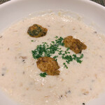 ラ・ファソン 古賀 - スープ：白菜とキノコのクリームスープ 牡蠣のムニエル スパイス風味 大好きな牡蠣はカリッと揚げたられていて、とろみのあるクリームスープ。 白菜が入っているので、あっさりといただけました。