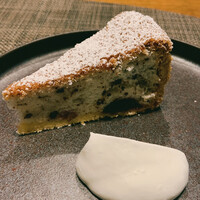 ラ・ファソン 古賀 - デザート サクランボが入った、シフォンケーキ。生クリームが添えられていました。