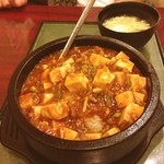 上海亭 - 麻婆石鍋飯。650円。ぐつぐつして、食欲そそられます。
            