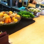 割烹くずし 徳多和良 - カウンターには料理のディスプレイが置いてあります