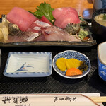 魚河岸 - まぐろ刺身定食 1800円。
