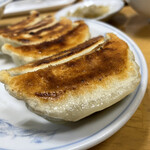 Gyouza No Manshuu - 焼餃子は良く焼きでバリッとしています。そして焼き立ては凄く熱いです！