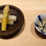 温石 - 近くで採れたホワイトアスパラガスとアスパラガスのお出汁