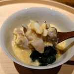 温石 - 近くで獲れた蛤と筍の卵寄せ