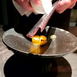 SECRETO - テリーヌをかけているシェフ