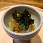 温石 - 近くで獲れた伊勢海老に海老味噌をかけて