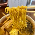 麺屋 おざわ - 黄色い中太縮れ麺