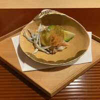 祇園迦陵 - 装飾の施された貝の器に盛り付けられて。