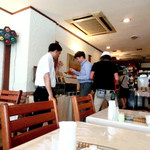 イラン・アラブ料理 アラジン - 店員が珍しく客に料理の解説中。初めてこんなホスピタリティーを見た。