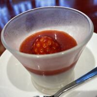 個室中華 頤和園 京橋店 - ランチ限定10食　極上定食1800円　杏仁豆腐イチゴソース掛け。イチゴも丸ごと、〆も手抜き無し。