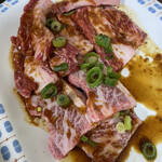 Yakiniku no maruchyan - ロースは網に上、これは極上カルビ^ ^1人前の量が凄い