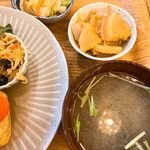 野菜とつぶつぶ アプサラカフェ - 副菜、味噌汁