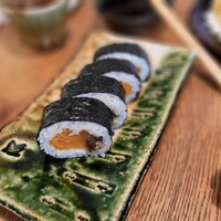 自家製粉石臼挽きうどん 青空blue 本店 - 太巻き寿司(半分)