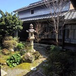 十割手打 そば処 百百百百 - 中庭