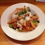 クッチーナ笑多 - ２０１３年７月１０日のランチ「豚肉と野菜のトマトソース ペンネ」サラダとパンとドリンクが付いて１，０００円