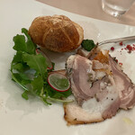 リストランティーノ イルチプレッソ - アンティパスト(皮つき黒豚のポルケッタ、自家製ロゼッタパンのパニーノ仕立て)