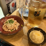 博多もつ鍋 前田屋 - 突き出しと飲み物、一品たのみました。美味しかったです。ら