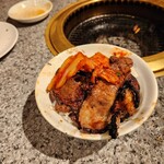 焼肉牛心 - 面倒くさいからぶっかけ～焦げてる所は残しました(￣▽￣;)