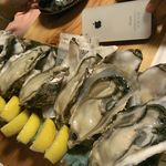 酒徒庵 - 牡蠣が登場！とにかくデカい！iPhoneと比較してみて下さい！岩ガキではなく、普通の牡蠣でこの大きさ、突然変異？