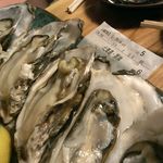 酒徒庵 - 左側の牡蠣、北海道の厚岸産らしい、有名な産地のでしょうか？