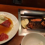 明月館 - ロースターで焼いているところ