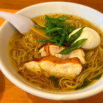 Ramen Toriyoshi - 醤油ラーメン　味玉
                        鳥ローストが美味すぎ。さすが鳥のプロですね。