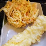 はなまるうどん - 四種野菜かき揚げ150円・イカ天ぷら150円