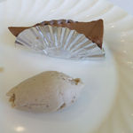 バナナのジェラートとチョコケーキ