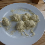 しげの屋 - きなこもち（食べかけ）