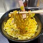 東京油組総本店 - 短冊切りのチャーシューに柚子胡椒を付けて麺と一緒にいただきます