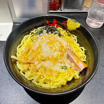 東京油組総本店 - 卓上の刻み玉ねぎをたっぷりと載せ、お酢とラー油を回し掛けます