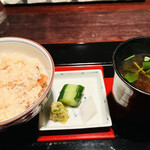 エクシブ湯河原離宮 - 五目炊き込みご飯、香の物、ミツバ・小ネギ・もずく・葛切りのお味噌汁