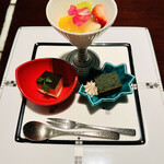 エクシブ湯河原離宮 - メロン・りんご・苺のジュレがけ、ティラミス、抹茶ケーキ…当然入らず、フルーツだけ無理やり食べました。