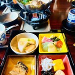 エクシブ湯河原離宮 - だし巻き卵、大根、さつま揚げの煮物・サラダと刺身蒟蒻酢味噌・鯖、鮭・シラスおろし・カボチャ・梅干し・切り昆布の佃煮