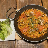 Bar Espanol LA BODEGA 大阪店 - パエリアのチキンを食べてみてください。ちゃんとチキンの味がします。