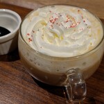 エリア イン フシミチョウ - ホワイトチョコレートコーヒー(税込500円)
            見た目は可愛らしいけどかなり甘いです
            でも500円でのんびり出来るのは嬉しい
            充電出来るコンセントが在ればなお良いんだけど