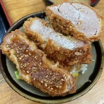 とんかつ 栄ちゃん - 完成。赤身はソース、脂身とヒレは塩。