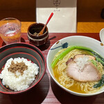 Memmitsui - 塩(チャーシュー、メンマ、小松菜入り)中太手もみ麺、ごはん 鶏そぼろ付き