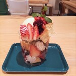 ブルック カフェ スタンド - ベリーとチーズケーキのパフェ