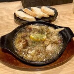 オイスター&スモークドバーサンゴ - 牡蠣アヒージョ、バゲット付き（２人前コース）