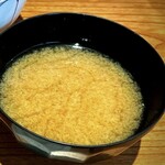 京すし - お味噌汁は熱々の蜆汁。 これもめっちゃ美味しくて、空っぽの胃に染みわたりました。  お鮨屋さんのお味噌汁って、謎レベルで美味しいです♡