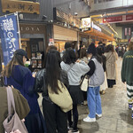 もりもり寿し - 0800の店頭　写ってないが店前のベンチも埋まってる