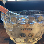 A16 - フェラーリのワインクーラーに入れてくれた